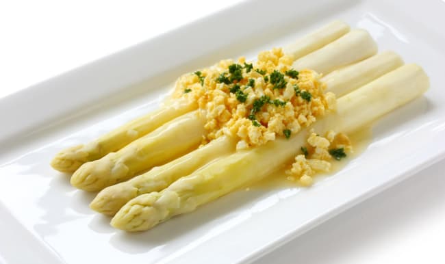 Assiette d'asperges blanches à la flamande