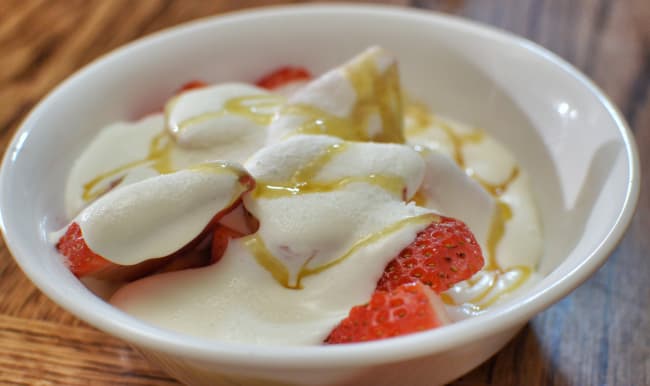 Fraises avec crème  fraîche