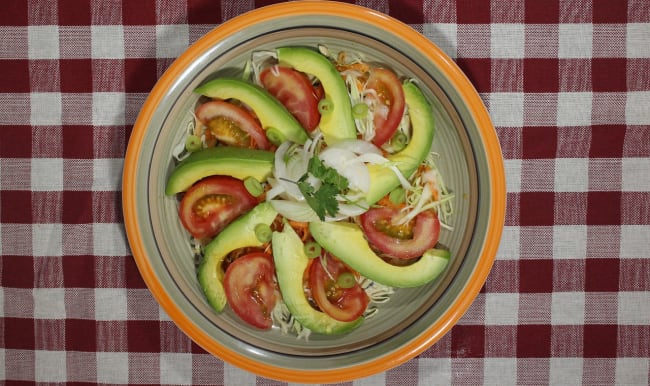 Salade à l'avocat, tomate et oignon