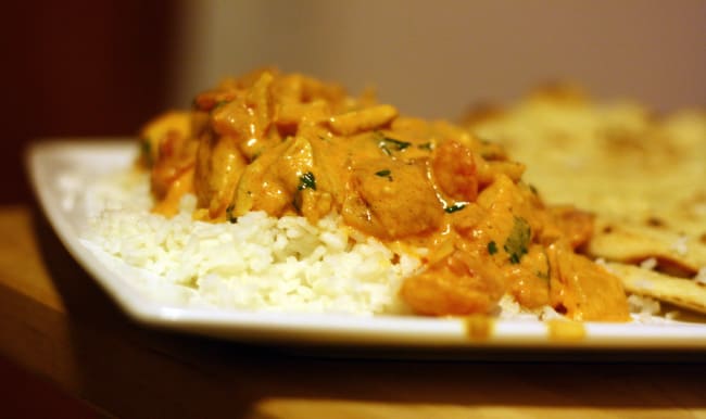 Butter chicken servi avec du riz blanc