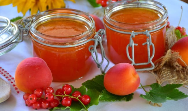 Pots de confiture d'abricots