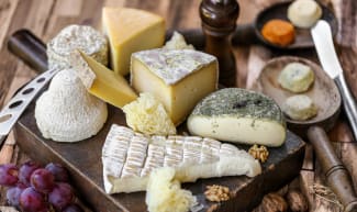 Assortiment de fromages français sur bois