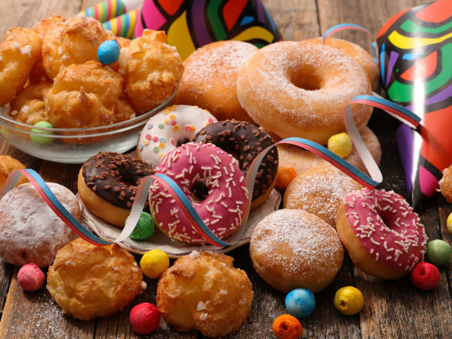 Assiette de donuts, autres beignets et cotillons pour fêter Mardi gras