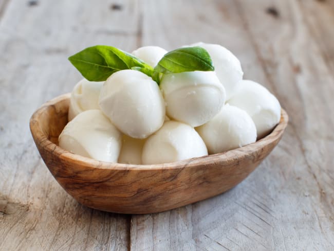 Boules de mozzarelle et feuilles de basilic