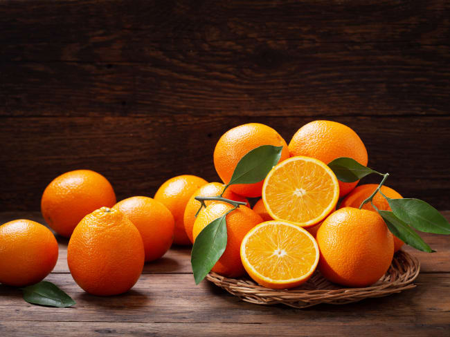 Oranges sur table en bois