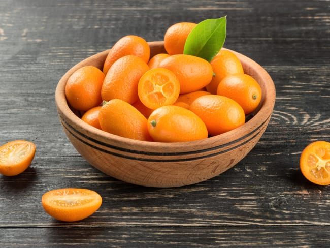 Des kumquat dans un bol en bois