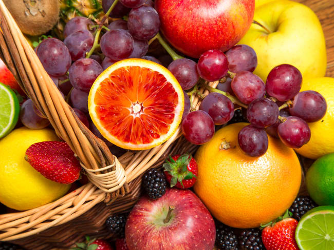 Panier de fruits frais variés