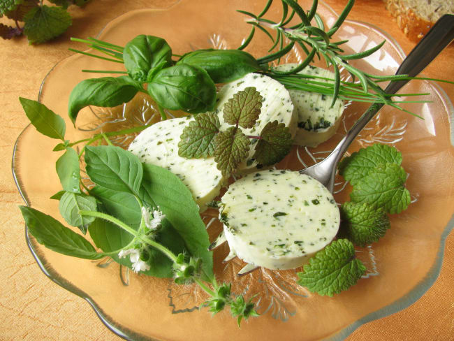 Assiette d'herbes fraîches et beurres composés