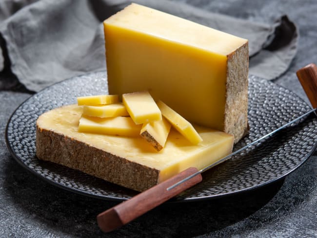 Morceaux de Comté dans une assiette