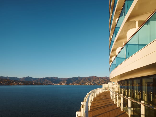 Vue de la côte depuis un bateau Costa Croisières