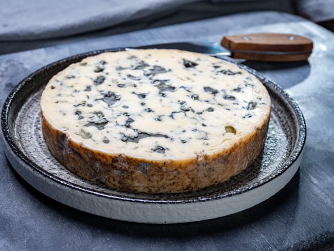 Tranche ronde de fourme d'Ambert sur assiette