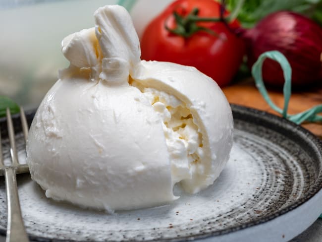 Burrata fraîche sur assiette