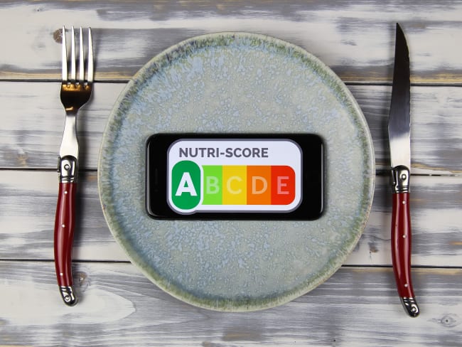 Téléphone affichant le nutri-score dans une assiette