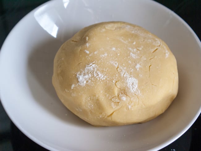 Boule de pâte morte sur assiette blanche