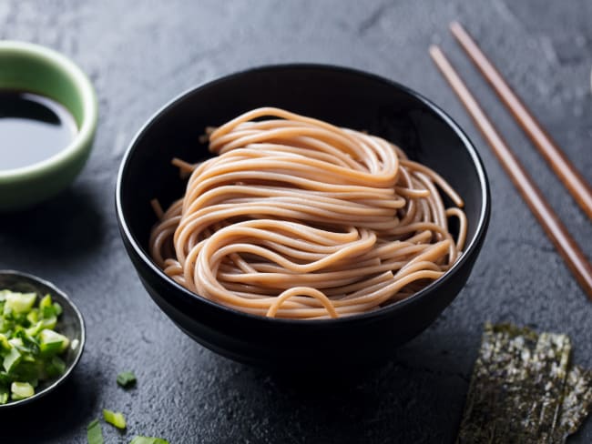 Gros plan sur un bol de nouilles soba