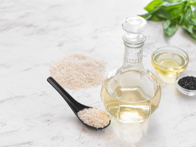 Carafe de vinaigre de riz et cuillière de riz sur une table