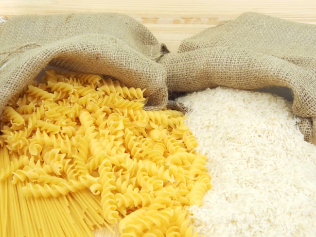 Sacs de toile de jute de pâtes sèches, spaghettis et fusilli, et de riz