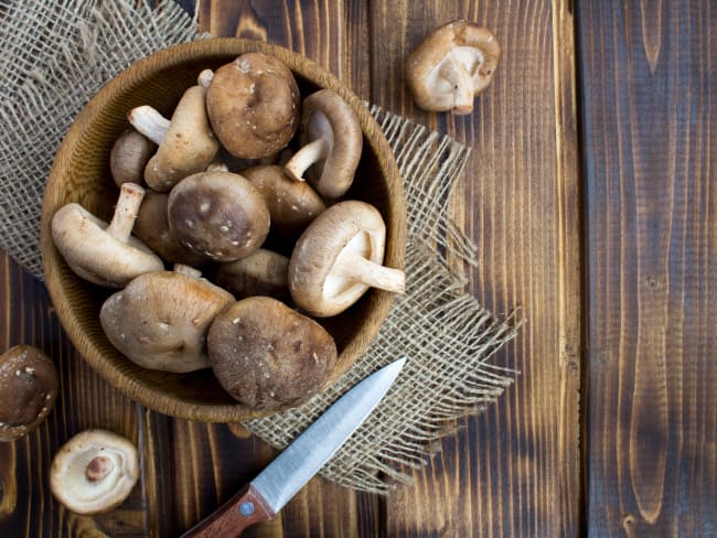 Bol de shiitakés sur table bois