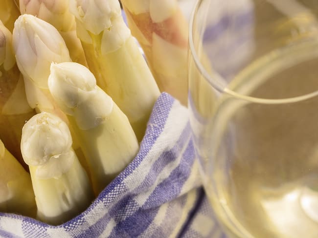 Asperges blanches et vin blanc