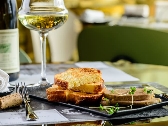 Foie gras et tranches pains d'épices accompagnés d'un verre de vin blanc