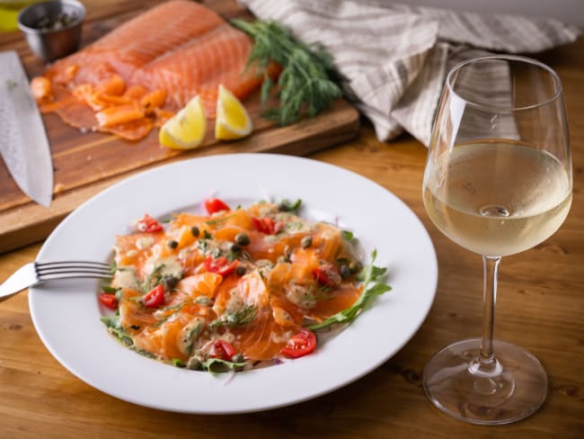 Salade de saumon fumé et verre de vin blanc