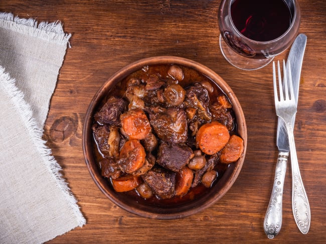 Boeuf bourguignon et verre de vin rouge