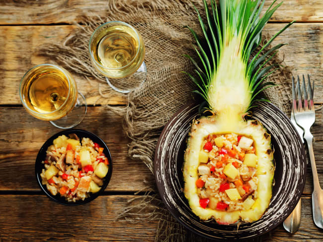 Poulet, ananas et riz frit, et verre de vin blanc