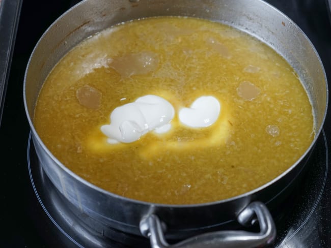 Sauce et crème dans une sauteuse