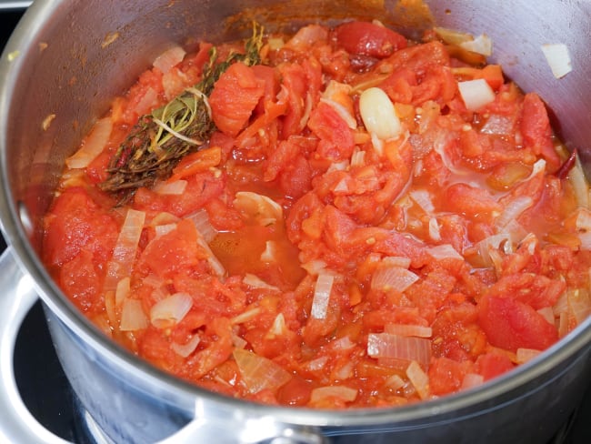 Cocotte inox contenant un concassé de tomates