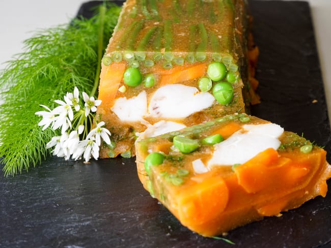 Terrine de joues de lotte en gelée et légumes.