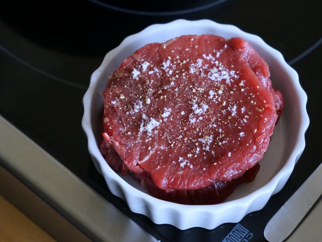 Tournedos assaisonné prêt à cuire.