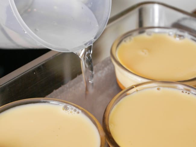 Ramequins de crème dans un bain marie