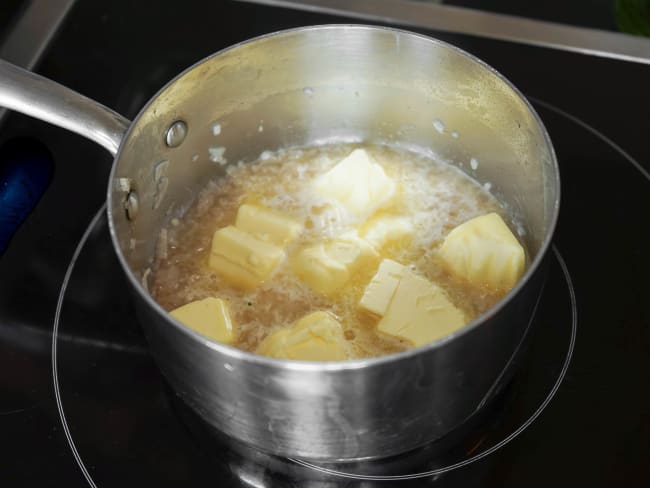 Casserole avec réduction d'échalotes au vin blanc et beurre en morceaux