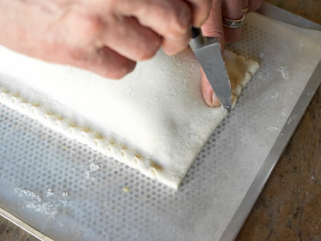 Galette des rois en train d'être chiquetée.