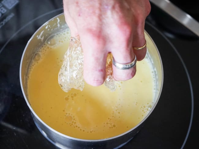 Casserole de crème anglaise avec ajout de gélatine.