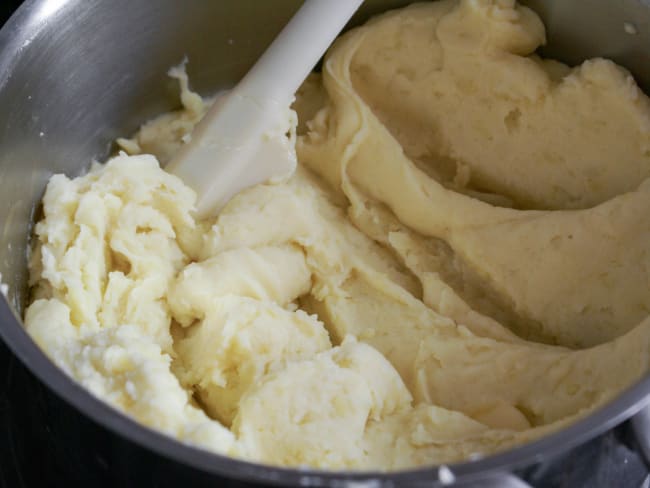 Purée de pomme de terre dans une casserole.