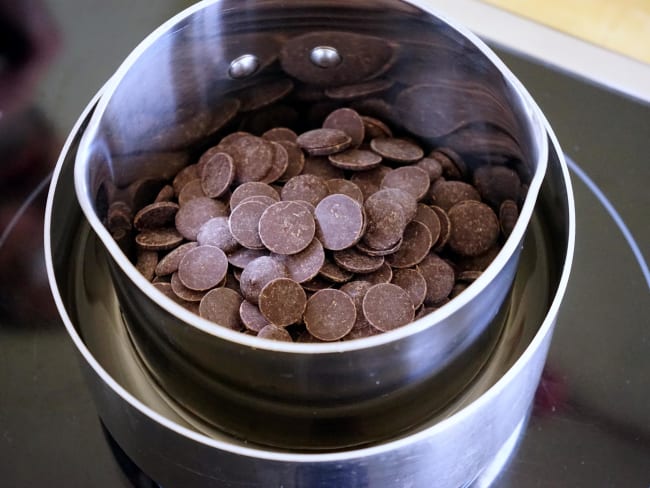 Pastilles de chocolat de couverture au bain-marie