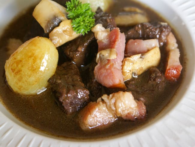 Daube de boeuf dans une assiette creuse