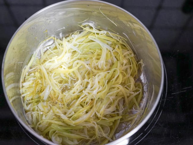 Julienne de poireaux étuvée en casserole.