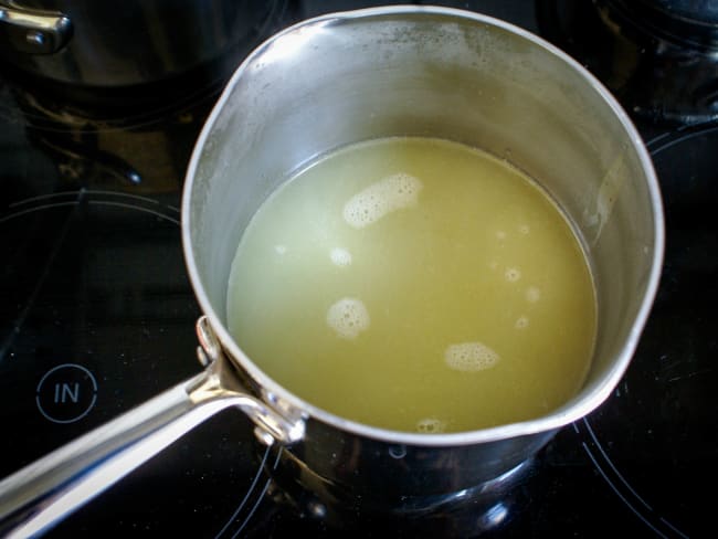 Fumet de poisson dans une casserole