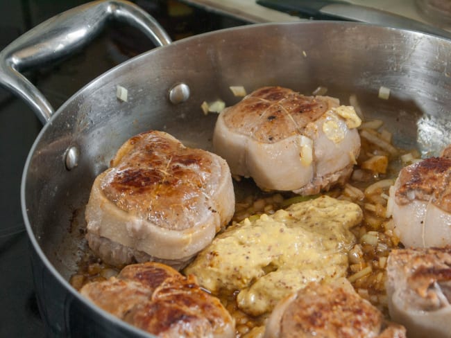 Paupiettes de veau dans une sauteuse inox