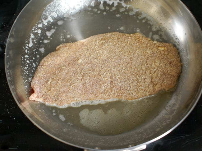 Escalope de veau panée dans une poêle inox