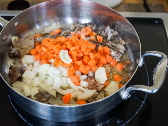 Sauteuse avec sucs de cuisson, carottes et oignons