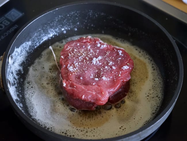 Tournedos saisi au beurre dans une poêle