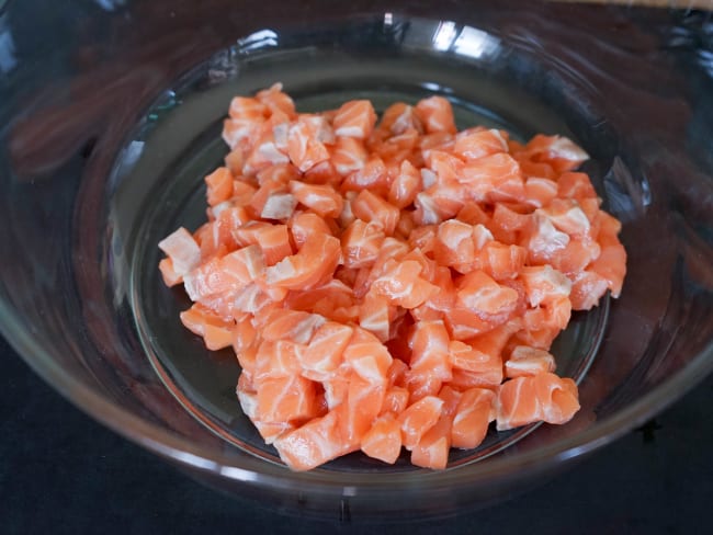 Salpicon de saumon dans un bol transparent