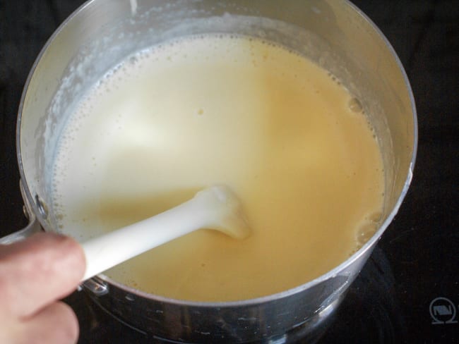 Crème anglaise dans une casserole