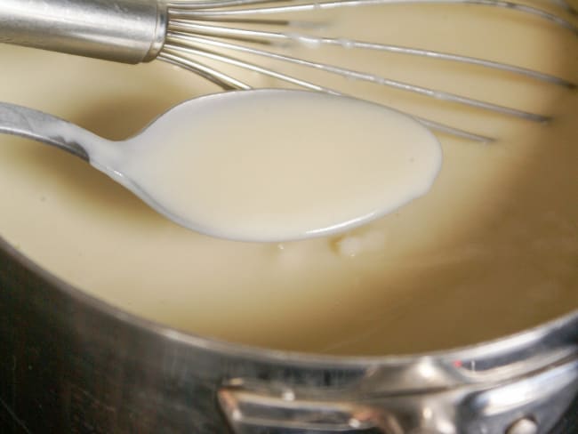 Cuiller de velouté au dessus d'une casserole