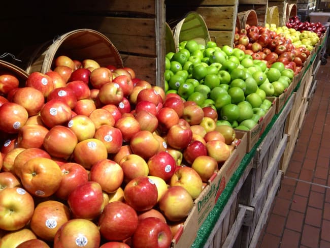 Pommes variées sur l'étal d'un primeur