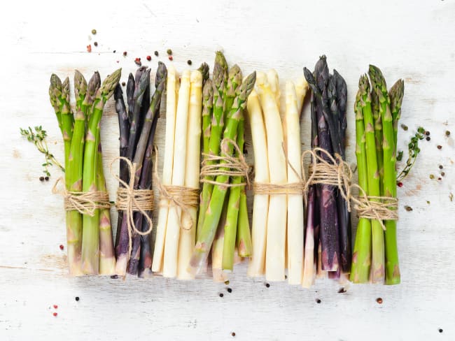 Fagots d'asperges blanches, vertes et violettes.