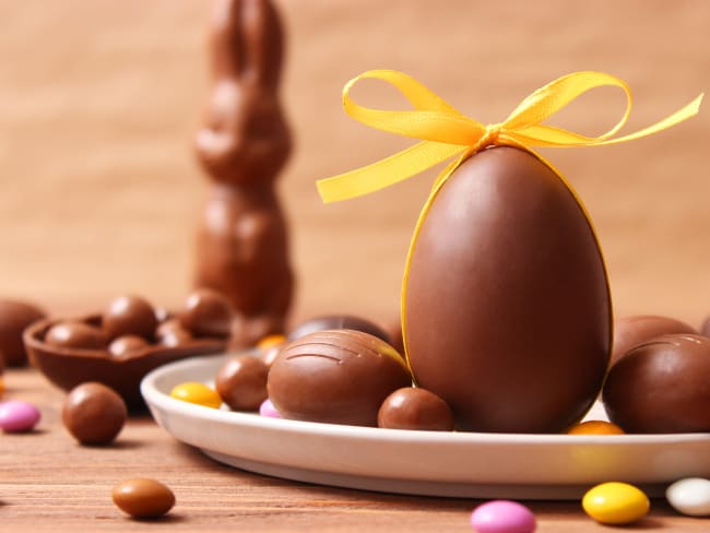 Composition de Pâques avec œufs en chocolat et lapin en chocolat sur fond en bois